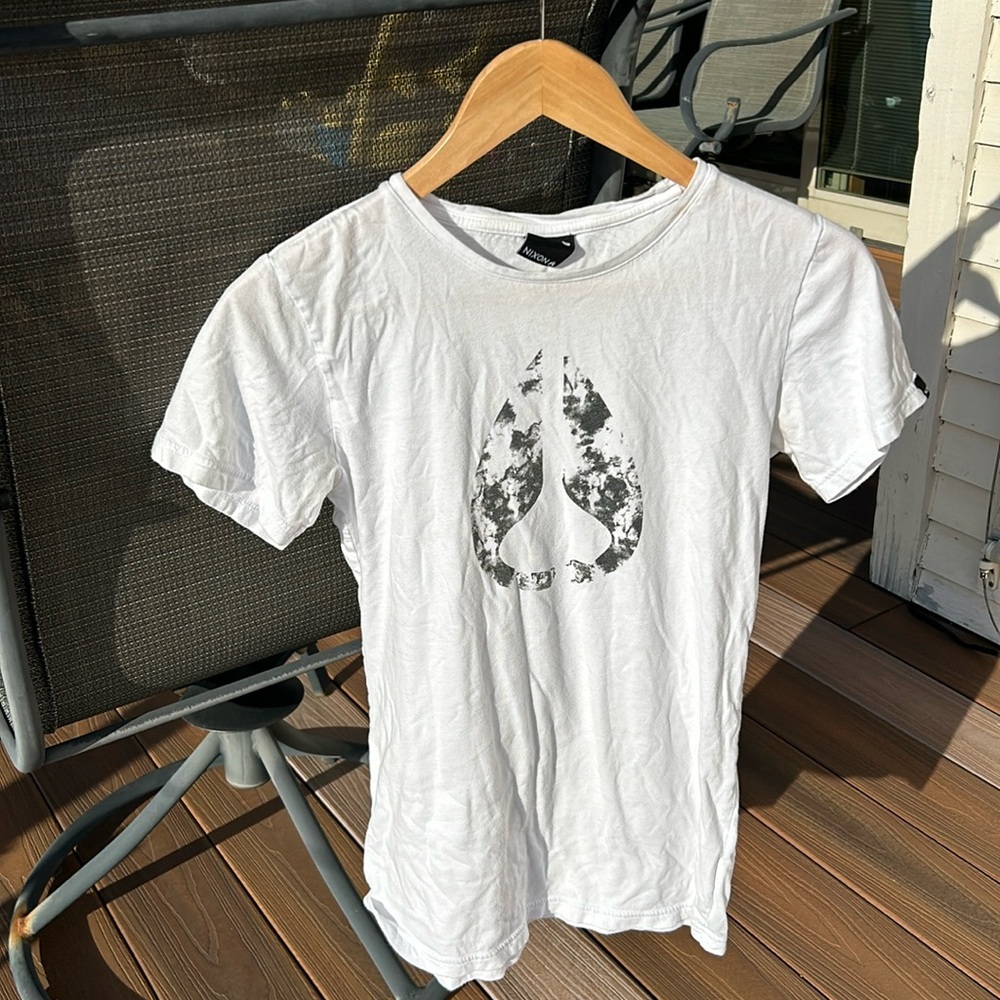 Nixon tshirt
